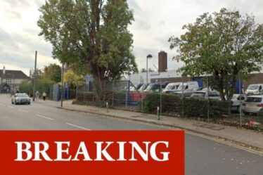 Coup de couteau à Londres: un garçon de 15 ans hospitalisé après une attaque en plein jour - la police sur les lieux