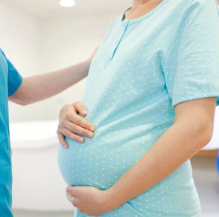 Covid et grossesse: le virus peut entraîner la prématurité et la mortinaissance, selon une étude britannique