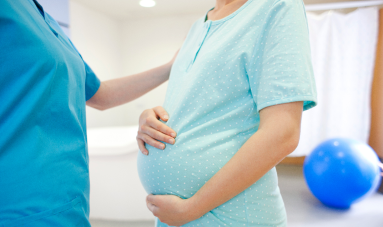 Covid et grossesse: le virus peut entraîner la prématurité et la mortinaissance, selon une étude britannique