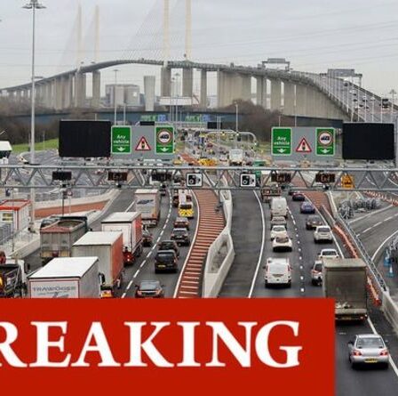 Dartford Crossing et Severn Bridge se ferment tous les deux alors que la Grande-Bretagne est battue par des vents violents