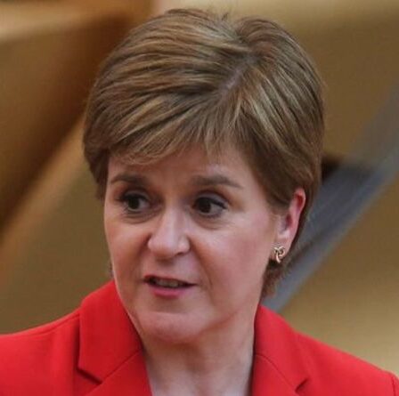 Déchirer! L'Écosse exhorte Boris à enfreindre les règles du Brexit pour aider les citoyens de l'UE