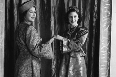 Des photos ultra rares des années de la Seconde Guerre mondiale montrent Queen, 15 ans, dans Cendrillon à Panto