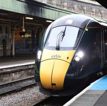 Des trains interrompus pendant une semaine après la découverte de `` fissures dangereuses ''