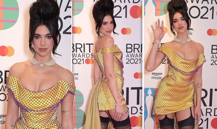 Dua Lipa fait tourner les têtes en robe dénudée et SUSPENDERS sur le tapis rouge des Brit Awards 2021