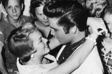 Elvis a supplié sa petite amie Anita de ne pas révéler l'affaire Priscilla `` Je vais avoir tellement de problèmes ''