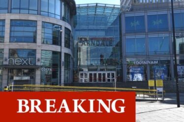 Évacuation du centre de Manchester Andale: la police se précipite vers l'urgence - le public dit de `` rester à l'écart ''
