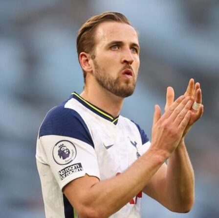 Harry Kane fait un tour d'adieu alors que les fans de Tottenham le supplient de rester après la défaite d'Aston Villa