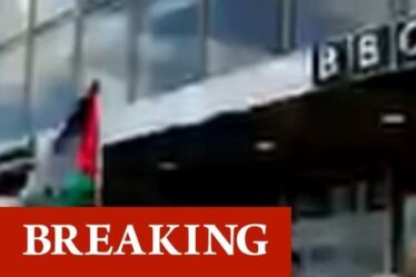 «Honte à toi BBC!  Des milliers de personnes bloquent l'entrée de la BBC en Écosse lors d'une manifestation en Palestine