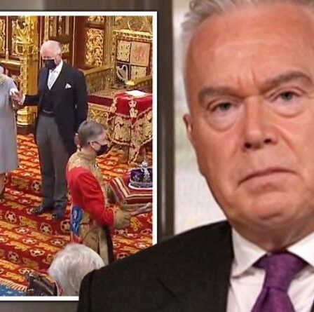 Huw Edwards de la BBC visiblement ému alors qu'il rend hommage au sens du devoir de Queen