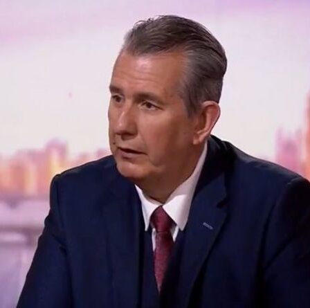 `` Ils essaient de punir le Royaume-Uni pour le Brexit! '' Fury as EU `` utilise l'Irlande du Nord comme jouet ''