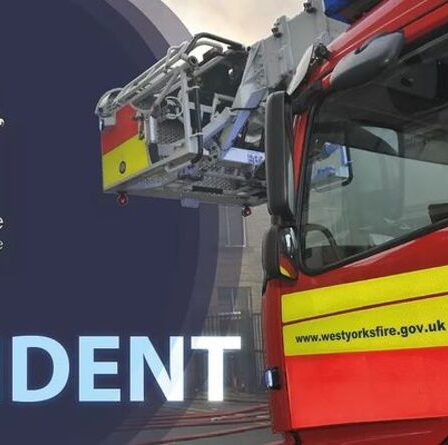 Incendie de Bradford: l'incendie `` déchaîné '' envoie des panaches de fumée dans le ciel nocturne - mises à jour ici