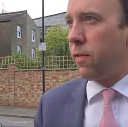 «J'ai sauvé des vies! Matt Hancock frappe à la `` performance '' de Cummings dans une insulte brutale