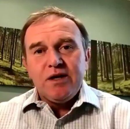 `` Je ne peux pas l'exclure '' Eustice dit que Boris examinera le nouveau verrouillage une semaine seulement avant le 21 juin