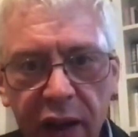 «Jeté du sang dans l'eau!  La BBC a averti que `` les requins tournaient autour '' après une erreur `` honteuse ''