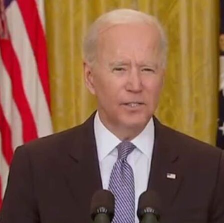 Joe Biden a mis en garde contre la politique `` absolument dommageable '' de laisser les États-Unis lutter pour retrouver un rôle mondial