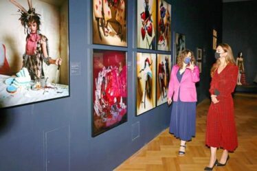 Kate Middleton explore l'exposition d'Alice au V&A alors que le musée accueille de nouveau les visiteurs