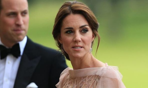 Kate Middleton n'était `` clairement pas à l'aise '' lors de l'annonce de ses fiançailles