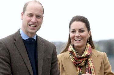 Kate étourdit dans une écharpe en tartan alors qu'elle monte à bord d'un hélicoptère pour Orkney avec le prince William