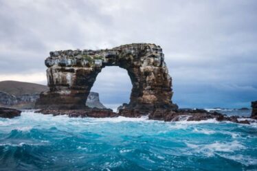 L'Arche de Darwin s'effondre dans l'océan au large des îles Galapagos