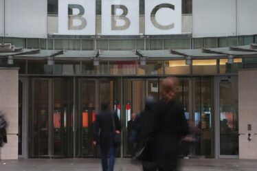 La BBC a critiqué son attitude `` nous savons le mieux '' et a dit de projeter les `` valeurs britanniques '' pour survivre