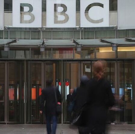 La BBC a critiqué son attitude `` nous savons le mieux '' et a dit de projeter les `` valeurs britanniques '' pour survivre
