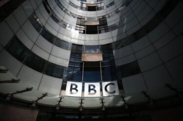 La BBC se dirige vers le `` non-pertinence '' avant que Boris Johnson ne se penche sur les frais de licence