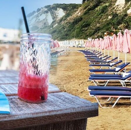 La Grèce introduit de nouvelles règles de plage pour les `` lits de soleil '' et la `` musique '' alors qu'elle se prépare au tourisme d'été