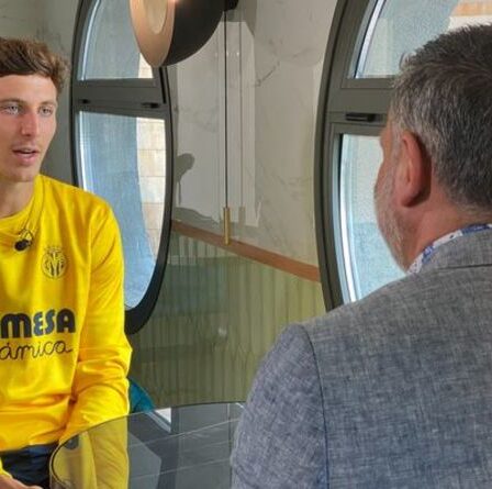 La cible de transfert de Man Utd, Pau Torres, avait une photo avec des stars de Liverpool