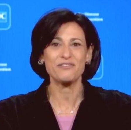 «La fin est en vue!  Les Américains entièrement vaccinés peuvent abandonner les masques faciaux et la distanciation sociale