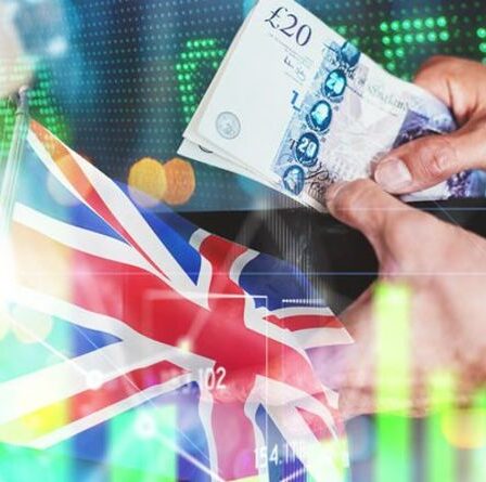 La livre monte en flèche et atteint son plus haut d'un mois contre l'euro alors que le Royaume-Uni est sur la voie d'une poussée économique