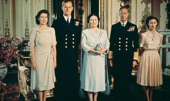 La reine Elizabeth II pose pour un portrait de famille avec son mari le prince Phillip, sa mère, la princesse Margaret et son père le roi George