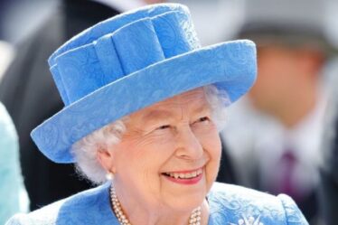 La reine Elizabeth II emploie un `` flunky '' pour l'aider à rentrer dans ses nouvelles chaussures - `` Toujours prêt à partir ''
