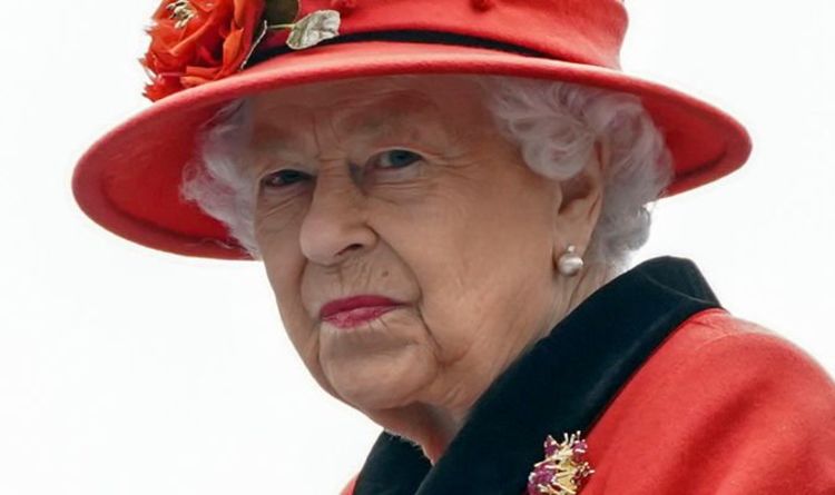 La reine coupe une silhouette `` terriblement poignante '' alors qu'elle `` évite de montrer de l'émotion '' malgré l'attaque d'Harry