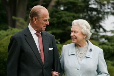 La reine était `` aux côtés du prince Philip '' lorsque Duke est mort paisiblement `` dans son propre lit ''