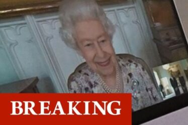 La reine fait un visage courageux lors de sa première apparition publique depuis le coup de `` douleur génétique '' de Harry