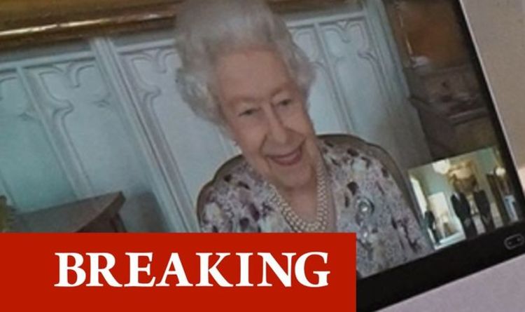 La reine fait un visage courageux lors de sa première apparition publique depuis le coup de `` douleur génétique '' de Harry