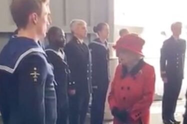 La reine rend un hommage émouvant au prince Philip alors qu'elle rend visite à un transporteur de la Royal Navy