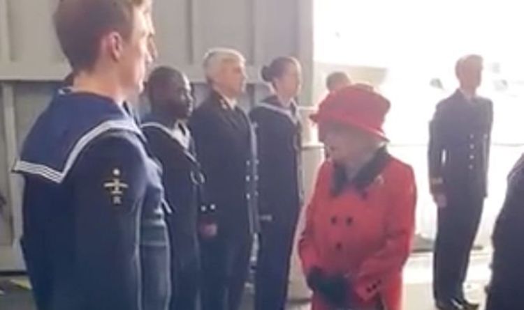 La reine rend un hommage émouvant au prince Philip alors qu'elle rend visite à un transporteur de la Royal Navy