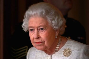 La reine souffre alors que Monarch `` laisse tomber mal '' par Harry - `` Lui et Meghan ont soif d'attention ''