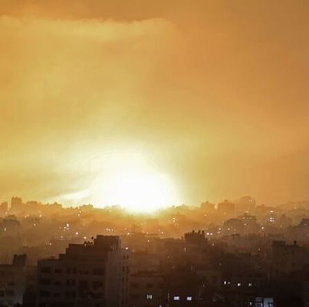 L'armée israélienne confirme que les troupes au sol `` attaquent la bande de Gaza '' alors que le conflit en Palestine s'intensifie