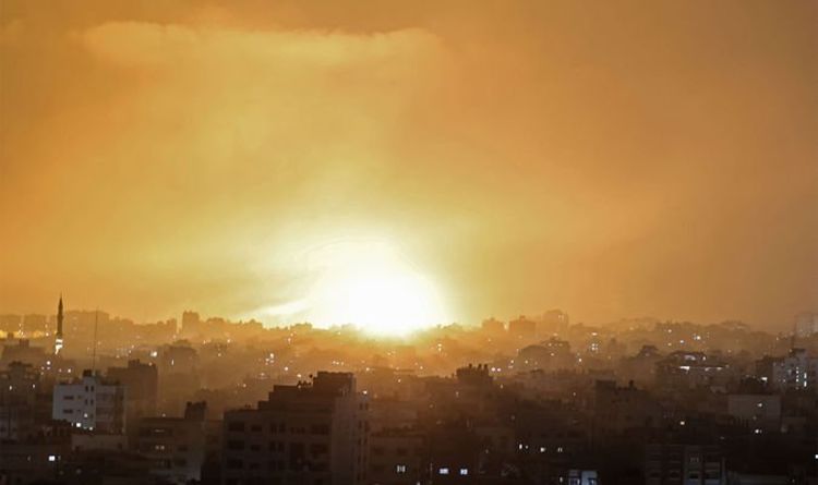 L'armée israélienne confirme que les troupes au sol `` attaquent la bande de Gaza '' alors que le conflit en Palestine s'intensifie