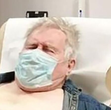 Le NHS s'excuse alors que la hernie du fermier prend la taille d'un ballon de football après des retards d'opération