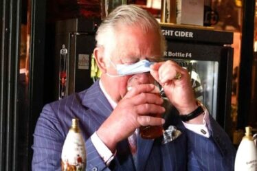 Le bas est en haut!  Le prince Charles lève son masque pour une gorgée de bière effrontée au pub de Clapham
