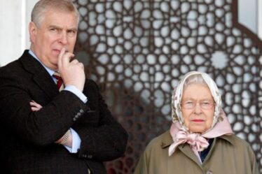 Le cadeau personnel du prince Andrew à la reine laisse les fans royaux confus: `` Elle n'en voulait pas ''