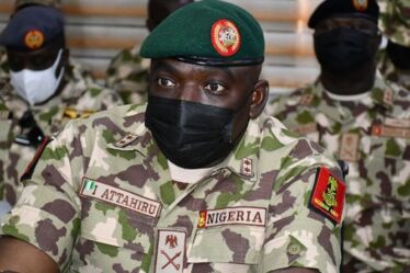Le haut commandant de l'armée nigériane meurt dans un accident d'avion - enquête en cours