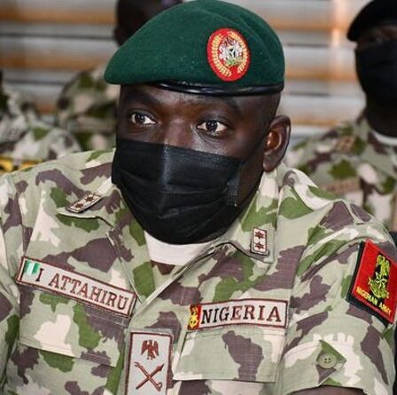 Le haut commandant de l'armée nigériane meurt dans un accident d'avion - enquête en cours