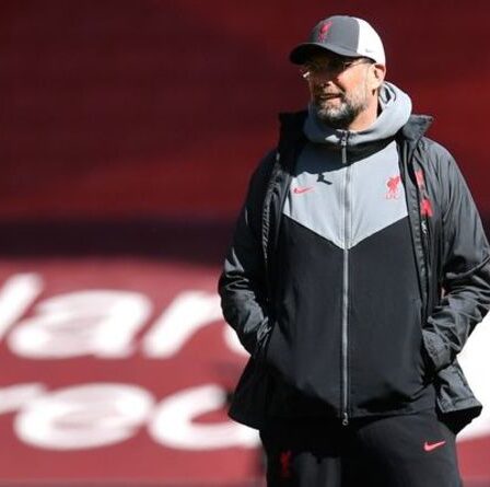 Le patron de Liverpool, Jurgen Klopp, pose le gant de la Ligue des champions aux joueurs avant Burnley