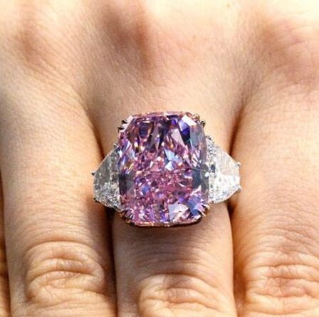 Le plus gros diamant violet-rose jamais vendu aujourd'hui pour seulement 17 millions de livres sterling - `` très décevant ''