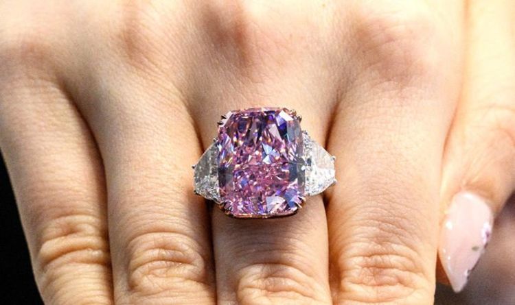 Le plus gros diamant violet-rose jamais vendu aujourd'hui pour seulement 17 millions de livres sterling - `` très décevant ''