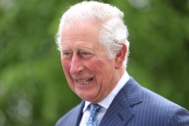 Le prince Charles fait un voyage émouvant pour rencontrer le personnel qui s'est occupé du père malade, le prince Philip